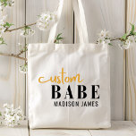 Custom Babe Funny Sprichwort Personalisierter Name Tragetasche<br><div class="desc">Custom Babe Funny Sprichwort Personalisiert Name Tragetaschen bietet ein einfaches Design mit dem Text "custom babe" in modernen schwarz-goldenen Kalligraphie Skript Typografie und personalisiert mit Ihrem Namen. Ideal für ein lustiges Geschenk für Mama,  beste Freunde,  Freundin,  zum Geburtstag,  Weihnachten,  Feiertage,  Muttertag und mehr. Von Evco Studio entworfen www.zazzle.com/store/evcostudio</div>