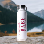 Custom Babe Funny Sprichwort Personalisierter Name Trinkflasche<br><div class="desc">Custom Babe Funny Sprichwort Personalisiert Name Water Bottle bietet ein einfaches Design mit dem Text "custom babe" in modernen rosa Kalligraphie Skript Typografie und personalisiert mit Ihrem Namen. Ideal für ein lustiges Geschenk für Mama,  beste Freunde,  Freundin,  zum Geburtstag,  Weihnachten,  Feiertage,  Muttertag und mehr. Von Evco Studio entworfen www.zazzle.com/store/evcostudio</div>