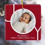 Custom Baby Boy's First Christmas Foto Red Keramikornament<br><div class="desc">Dieses stilvolle Baby Boy's First Christmas Foto Ornament ist mit dem Wort JOY auf einem maronroten Hintergrund dekoriert. Einfach mit Foto,  Name und Jahr anpassbar.</div>