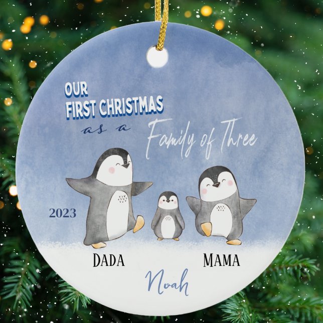 Custom Baby's Niedliche erste Weihnachtsdekoration Keramik Ornament (First Christmas Family Ornament. Cute Penguins for a new family of three. Personalized with names. )