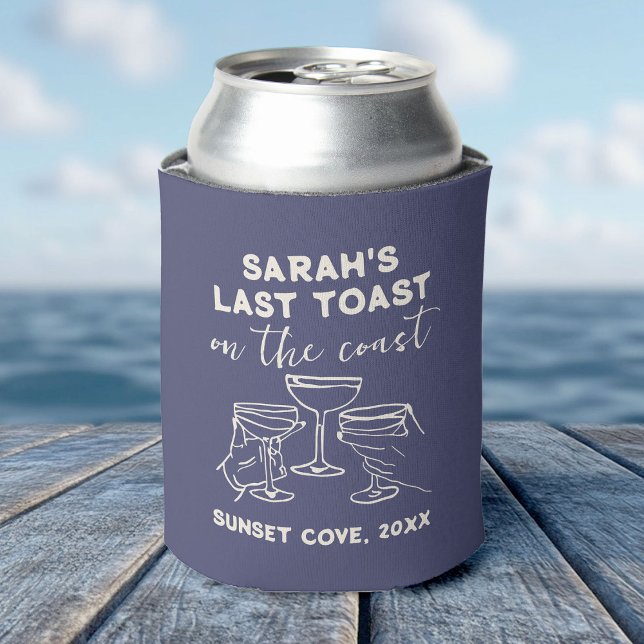 Custom Bachelorette Letzten Toast auf der Küste Pa Dosenkühler (A can cooler with "Last Toast" printed on it, resting on the sand, celebrating a bachelorette party )