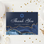 Custom Bat Mitzvah Elegant Navy Blue Gold Agate Dankeskarte<br><div class="desc">Elegante marineblau und goldene Ader schmückt die Seite dieses modernen Bat Mitzvah dank Ihrer Karte. Mazel Tov! Passen Sie Ihren Namen unter dem Star of David an. Perfekte Karten für eine schicke,  stilvolle jüdische Familie,  die ein Mädchen feiert,  das an die Tora gerufen wird.</div>