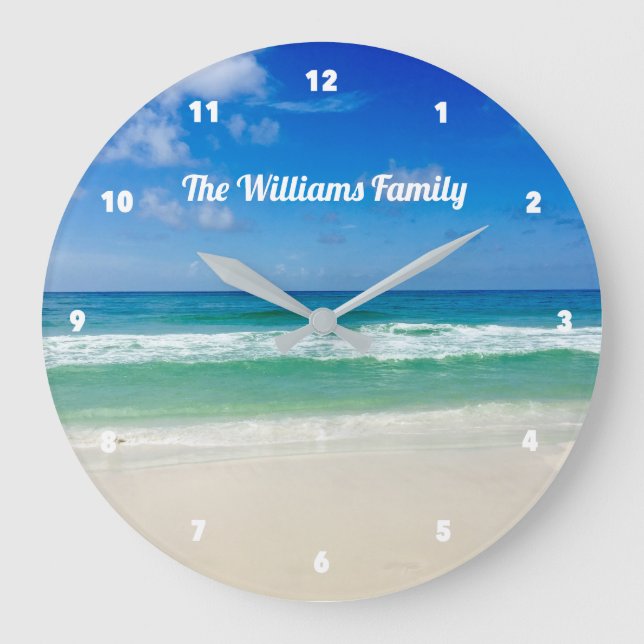 Custom Beach House Family Große Wanduhr (Vorderseite)