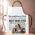 Custom "Best Mama Ever" Newspaper Headline Foto Schürze<br><div class="desc">Feiern Sie Ihre Lieblingsmutter mit dieser unglaublich witzig und herzlichen, maßgeschneiderten Schürze! Dieses Geschenk, das wie eine Titelseite einer Zeitung gestaltet ist, enthält die fette Überschrift "BEST MAMA EVER", personalisiert mit ihrem Namen und einem unterhaltsamen Foto. Ob sie nun einen Sturm kocht oder einfach nur Spaß in der Küche hat,...</div>