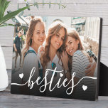 Custom Besties Best Friends Foto Fotoplatte<br><div class="desc">Erstellen Sie mit dieser Anzeige der personalisierten Foto-Wohngestaltung einen benutzerdefinierten Keepake. Die Vorderseite zeigt Ihr Lieblings-Foto mit dem Wort "Bestien", das unten in einem fließenden Skript-Schriftart geschrieben ist und durch ein paar kleine Herzdetails betont wird. Hinter dem Text befindet sich ein subtiler schwarzer Farbverlauf, der es ermöglicht, sich ohne das...</div>