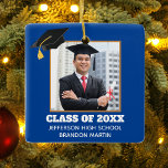 Custom Blue Abschluss Senior Portrait Foto 2025 Keramikornament<br><div class="desc">Dieses maßgeschneiderte blaue goldene Senior Graduate Weihnachtsschmuck zeigt Ihr Abschluss Foto unter einem schwarzen Graduierdeckel. Personalisieren Sie Ihre Unterrichtszeit,  Schule und nennen Sie ein tolles Geschenk für einen geschlossen Schüler.</div>