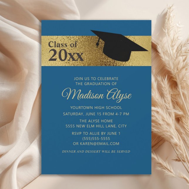 Custom Blue Black Cap Class of Abschluss Einladung (Blue and gold graduation cap graduation party invitation)