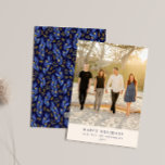 Custom Blue Botanic Minimalistisch Vertikal Feiertagskarte<br><div class="desc">Senden Sie Ihren Freunden und Ihrer Familie herzliche Urlaubswünsche mit diesen wunderschönen vertikalen Karten, mit Ihrem Foto auf der Vorderseite und einem stilvollen botanischen Muster in Blau und Schwarz auf der Rückseite. Ideal, um Ihren Feiertagsgruß mit einer Touch Eleganz zu versehen, sind diese Karten eine durchdachte und personalisierte Art, die...</div>