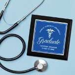 Custom Blue Medical School Abschluss Erinnerungskiste<br><div class="desc">Diese Geschenkboxen für den blauen Abschluss der Medizinschule zeigt klassische weiße Typografie unter einem medizinischen Kadukus und Ihren Uni-Namen für die Klasse von 2025. Passen Sie mit Ihrem geschlossen Jahr unter der eleganten Kalligrafie für einen großen personalisierten Hochschulabsolventen präsent zu halten.</div>