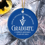 Custom Blue Veterinary School Abschluss Gift Keramik Ornament<br><div class="desc">Dieser moderne,  individuell blaue Abschluss der Veterinärmedizin-Schule bewahrt Weihnachtsschmuck mit dem Namen der Uni Graduate in elegantem Weiß-Drehbuch für die Klasse von 2024 und Ihr Foto auf der Rückseite. Mit Ihrer Hochschule unter dem Tierarzt Medizin Caduceus für ein großartiges Gedenkgeschenk für einen DVM-Abschluss.</div>