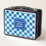 Custom Blue White Checkered Pattern & Black School Metall Brotdose<br><div class="desc">Niedliches, trendiges, blaues, kariertes Muster und Design der Metallboxen der Schwarzen Farbschule. Sie können den Namen/Initial nach Bedarf ganz einfach ändern oder entfernen. Sie können auch den Schriftart, die Farbe des Schriftartes und die Größe des Schriftartes ändern. Klicken Sie auf "Personalisieren", um Bearbeitungswerkzeuge zu finden. Du kannst tun, was du...</div>