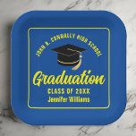 Custom Blue Yellow Graduation Party Square Pappteller<br><div class="desc">Diese moderne,  blau und gelb gestaltete,  maßgeschneiderte Papiertafel der Graduiertengruppe zeichnet sich durch eine klassische Typografie Ihres High School- oder Uni-Namens für die Klasse 2025 aus. Passen Sie mit Ihrem geschlossen Jahr unter der schicken handgeschriebenen Drehbuch und schwarzen Graduiertenkappe für ein großartiges personalisiertes Graduiertendekor.</div>
