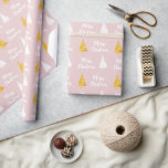 Custom Blush Pink White Golden Christmas Tree Geschenkpapier<br><div class="desc">Custom Blush Pink White Golden Christmas Tree Umschlagpapier | Moderne schöne goldene und weiße Weihnachtsbäume. Sie können das Baumbild und den gesamten Text ändern. Goldener digitaler Effekt.</div>