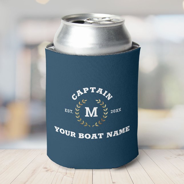 Custom Boat Captain Monogram Gold Laurel Nautical Dosenkühler (A blue drink koozie with "CAPTAIN YOUR BOAT NAME EST. 20XX" and an "M" surrounded by laurel leaves)