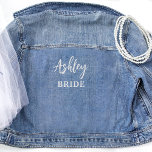 Custom Bridal Wedding Script Jean Jeansjacke<br><div class="desc">Holen Sie sich und Ihre Hochzeitsfeier eine passende Dim Jean Bridal Jacke, und haben Sie wunderbare Erinnerungen mit schönen Brautpartys und Hochzeitsfotos! Benutzerdefiniertes Design mit der Möglichkeit, Namen hinzuzufügen, und unter Abschnitt für den Brautparty Titel, sodass Sie diese Jacke Design für alle verwenden können! Die passenden Jacken "Future MRS." und...</div>