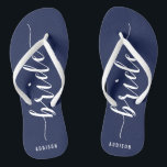 Custom Bride Navy Blue Wedding Party Flip Flops<br><div class="desc">Custom Bride einfache marineblaue Hochzeitsfeier Flip Flops mit schlanken Gurten und anpassbarem Text - Sie können Bride's Namen hinzufügen</div>