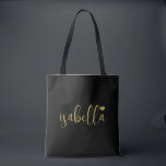 Custom Bridesmaid Gold Script Name Black<br><div class="desc">Eine schicke,  moderne schwarze Tasche mit goldenem Skriptnamen und Herz,  die perfekt für einen Bräunungsvorschlag ist. Ihre Brautjungfrauen können ihre Tasche mit dem Wesentlichen für Junggeselinnen-Abschied-Ausflüge oder für das Wesentliche für den Hochzeitsvormittag füllen.</div>
