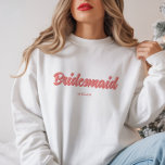 Custom Bridesmaid Name Bachelorette Polterabend Sweatshirt<br><div class="desc">Custom Bridesmaid Name Bachelorette Polterabend Sweatshirt. Dieses minimalistische und niedliche rosa Hochzeitspullover mit dem Namen Ihrer Brautjungfrau unter einem schönen Schriftzeichen zu personalisieren. Ideal als Brautparty- oder Bachelorettengeschenk für alle Ihre Brautjungfrauen, während Sie Ihren besonderen Tag feiern.</div>