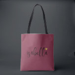Custom Bridesmaid Script Name Burgundy<br><div class="desc">Eine schicke,  moderne bordeauxfarbene Tasche mit schwarzem Skriptnamen und goldenem Herz,  die sich perfekt für einen Bräunungsvorschlag eignet. Ihre Brautjungfrauen können ihre Tasche mit dem Wesentlichen für Junggeselinnen-Abschied-Ausflüge oder für das Wesentliche für den Hochzeitsvormittag füllen.</div>