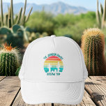 Custom Cactus Sunset Arizona Wüstenreise Truckerkappe<br><div class="desc">Dieser coole Kakteen Sonnenuntergang ist mit Ihrem Familiennamen für einen Ausflug nach Phoenix Arizona oder einer anderen Wüstenoase-Stadt ausgestattet. Personalisierte Ferienhäuser in leuchtenden,  lustigen aquamarinen und orangefarbenen Farbtönen mit maßgeschneidertem Grunge-Skript.</div>