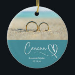 Custom Cancun Destination Beach Wedding Keramik Ornament<br><div class="desc">Niedliche personalisierbare Cancun-Gastgeschenk Hochzeit. Anpassung: Ändern Sie Brautnamen und Bräutigam-Namen und Datum,  um es einzigartig zu machen.</div>