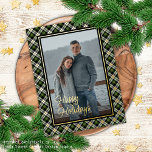 Custom Chic Buffalo Lumberjack Kariertes Muster Go Folien Feiertagspostkarte<br><div class="desc">Moderne klassische Weihnachtssaison grün, weiß, schwarz und goldfarben Buffalo lumberjack kariertes tartan Muster. Mit der Option, um mit einem Foto und (begrenzten) Text Ihrer Wahl zu personalisieren oder anzupassen. Mit Raum zum Anpassen oder Personalisieren des Textes auf der Vorderseite, Familienname (oder einzelne Namen) und eine anpassbare Saison Grußbotschaft auf der...</div>
