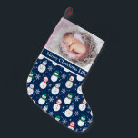 Custom Christmas Baby Foto, Name Snowman Face Kleiner Weihnachtsstrumpf<br><div class="desc">Custom Christmas Baby Foto, Name Snowman Face Background Hübsche Geschenk Kleine Weihnachtszeit Strumpf, Fügen Sie Ihren eigenen individuelle Name und Foto, Monogramm, Zitat oder Sprichwort, dieser Weihnachtsfeier bietet ein phantastisches Snowman-Gesicht. Ihr Lieblingsstift wird oben mit Frohen Weihnachten unter Ihnen vorgestellt. Darunter ist ein blaues und Snowman-Thema mit einem blauen Hintergrund....</div>