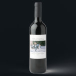 Custom Christmas Holly Branches Family Foto Weinetikett<br><div class="desc">Individuelle Weihnachtsfeiertagsfamilie Foto-Label. Gute Geschenkidee zu geben oder zu empfangen. Personalisieren Sie sich einfach mit Namen,  Foto,  Nachricht und Jahr.</div>