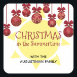 Custom CHRISTMAS IN THE SUMMERTIME Quadratischer Aufkleber<br><div class="desc">Weine, festliche Rot- und Goldbaubles und eine blassgelbe Sommersonne sind die Hauptmerkmale dieses CHRISTMAS IN THE SUMMERTIME Designs, um ein Sommerfestival zu feiern. Sie können personalisieren, indem Sie den anpassbaren Text, der rote Serifen Weihnachtstypografie beinhaltet, ersetzen. Ideal für Freunde und Familienfeiern, die aufgrund von Krankheit, Abwesenheit oder Schließungen oder für...</div>