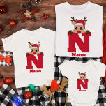 Custom Christmas Monogram with name Funny Pajama T-Shirt<br><div class="desc">Mit unserem Custom Christmas Monogram mit dem Namen Funny Pajama White T - Shirt - die perfekte Ergänzung zu Ihren festlichen Familienfeiern! Mit diesen personalisierten Shirts, die Ihren Ansammlungen Freude und Einheit bringen sollen, stärken Sie Ihren Urlaubssinn. Mit einem charmanten Monogramm mit individuellen Namen fügen diese Shirts Ihrem Weihnachtsgeschirr eine...</div>