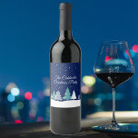Custom Christmas Party Winter Trees Blue<br><div class="desc">Der wunderschöne Mitternachtsblauer Himmel mit den Weihnachtsbäumen schmückt diese hübschen,  maßgeschneiderten Weinetiketten aus dem Party. Schneeflocken den herrlichen Wald und weiße Schneeflocken springen in der Nachtluft hinunter. Personalisieren Sie diese Geschenketiketten für eine Ansammlung im Urlaub.</div>