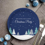 Custom Christmas Party Winter Trees Blue Pappteller<br><div class="desc">Der wunderschöne Mitternachtsblauer Himmel mit Weihnachtsbäumen schmückt diese hübsche,  maßgeschneiderte Weihnachts-Party-Papiertafel für ein Familienessen. Schneeflocken den herrlichen Wald und weiße Schneeflocken springen in der Nachtluft hinunter. Dieses hübsche Dekor ist für eine Ansammlung im Urlaub ideal.</div>