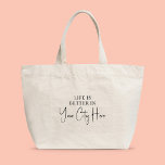 Custom City Modern Stylish Script Life is Better Jumbo Stoffbeutel<br><div class="desc">Das Leben ist besser in YOUR CUSTOM CITY Skript-Design auf diesem Tote-Tasche ist nicht nur trendig und stilvoll, sondern dient auch als Erinnerung, die Schönheit und Aufregung Ihrer Stadt zu umarmen. Egal, ob Sie ein Einheimischer oder Besucher sind, diese Tasche ist der perfekte Weg, Ihren Stolz in der Stadt zu...</div>