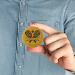 Custom Club Name Rasen Tennis Ikonen Sport Button<br><div class="desc">Passen Sie diesen Button einfach an, indem Sie den Club- oder Gesellschaftsnamen hinzufügen, indem Sie auf den Button "Personalisieren" klicken. Sie können den Hintergrund, die Schriftart und die Patchfarbe ändern, indem Sie auf "Bearbeiten mit dem Design-Tool" klicken. Ideal für alle Clubs, Geschäfte oder Schulklassen. Bestellen Sie so viele oder so...</div>