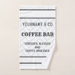 Custom Coffee Bar Modern Farmhouse Handtuch<br><div class="desc">Dieses niedliche Handtuch kann mit Ihrem Namen angepasst werden,  um diese persönliche Touch hinzuzufügen! Ideal für den Bauernhof oder den Kaffeeliebhaber! Macht ein großartiges Hauswärme- oder Hochzeitsgeschenk! Zitat lautet "Stressed,  gesegnet und Kaffee besessen".</div>
