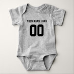 Custom Color/Name Baby Sports Jersey Bodysuit Strampler<br><div class="desc">Zeigen Sie mit diesem Custom Color/Name Baby Jersey Bodysuit den sportlichen Stil Ihres kleinen Champions. Dieses Design verfügt über einen Sportmotiv-Bodysuit mit Leerzeichen, um ihn mit Ihrem Namen und Ihrer Nummer anzupassen. Auf der Rückseite des Bodysuit steht "Little Champ", kann aber nach Ihren Bedürfnissen geändert werden. Dieses Design ist vollständig...</div>