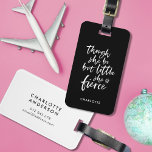 Custom Color Script Klein aber fierce Shakespeare Gepäckanhänger<br><div class="desc">Reisen Sie stilvoll mit diesem literarischen Gepäckanhänger mit Ihrem Namen und einem weißen Pinselskript des Zitats "obwohl sie nur wenig ist sie erbittert" aus A Midsommer Night's Dream von William Shakespeare vor einer bearbeitbaren Hintergrundfarbe (klicken Sie auf "bearbeiten", um den Hintergrund zu ändern). Ändern Sie die Farbe auf beiden Seiten....</div>