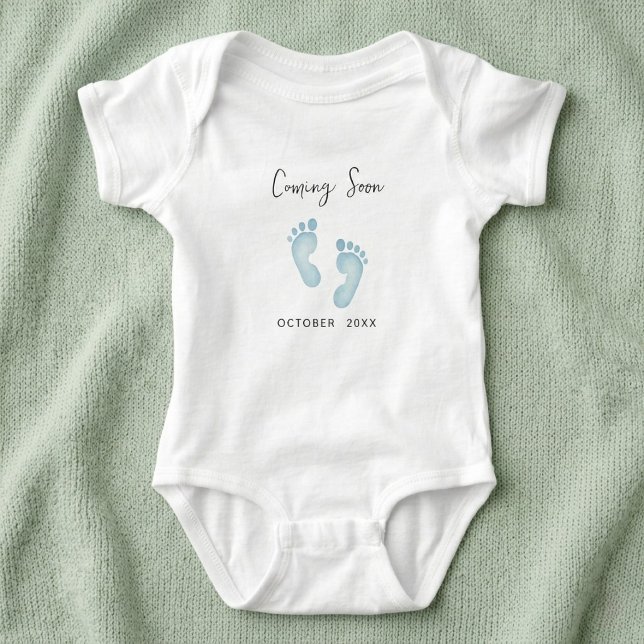 Custom Coming Soon Baby Bodysuit, Blue Footprints  Strampler (Von Creator hochgeladen)