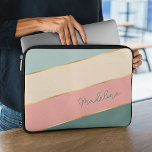 Custom Coral Blush Mint Green Elfenbein Strip Art Laptopschutzhülle<br><div class="desc">Behalt dein neues elektronisches Gerät sicher vor Stößen und Kratzern mit diesem modischen, zeitgenössischen gürtelhaften Korallenrot, heller und dunkler Minze und dem Elfenbeinfarben gestreiften Neopren-Laptop mit Reißverschluss. Mit Raum zum Anpassen mit Namen, Monogramm oder Initialen Ihrer Wahl. Schönes, modernes und cooles Cover für den Trend-versierten und kunstliebenden angesagten Trendsetter oder...</div>