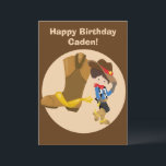Custom Cowboy Kids Country Happy Geburtstag Karte<br><div class="desc">Eine niedliche individuelle Cowboy-Geburtstagskarte mit einem Bauernkind,  das sich gegen einen riesigen Cowboy lehnt und seinen braunen Hut mit einem gelben Stern kippt. Eine großartige Landkarte,  die mit ihrem Namen personalisiert ist.</div>