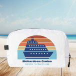 Custom Cruise Ship Ocean Liner Sunset Waschbeutel<br><div class="desc">Coole Tasche für den Familienurlaub oder Frühjahrspausen nach Bermuda,  Bahamas oder in die Karibik. Passen Sie diese niedliche Seefrachttasche mit Ihrem Familiennamen und Zielort oder Jahr an.</div>