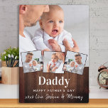 Custom DADDY 4 Foto Collage Rustic Wood Fotoplatte<br><div class="desc">Überraschen Sie Papa diesen Tag mit einer personalisierten 4-Foto-Plakette. "DADDY ... Happy Father's DAY" Personalisieren Sie diese Papa-Plakette mit Lieblings-Fotos, Nachricht und Namen. Besuchen Sie unsere Kollektion für die Tagesgeschenke und die personalisierten Papa-Geschenke. COPYRIGHT © 2020 Judy Burrows, Black Dog Art - Alle Rechte vorbehalten. Custom DADDY 4 Foto Collage...</div>