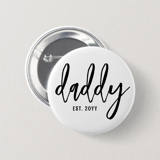 Custom Daddy Est. Modern Brush Script Typografie Button (Vorne & Hinten)
