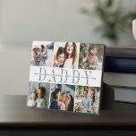 Custom Daddy Vatertag Foto Collage Fotoplatte<br><div class="desc">Schenken Sie einem geliebten Papa diesen Vatertag oder an den Feiertagen eine süße Gabe mit dieser 6-Foto-Collage-Plakette. "DADDY" erscheint in der Mitte in sanft blauer Schrift,  mit Ihrer benutzerdefinierten Nachricht und Kindernamen überlagert.</div>