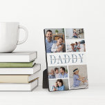 Custom Daddy Vatertag Kinder Foto Collage Fotoplatte<br><div class="desc">Schenken Sie einem geliebten Papa mit dieser sechs Foto Collage-Plakette ein süßes Geschenk. "DADDY" erscheint in der Mitte in sanft grau-blau Schrift,  mit Ihrer benutzerdefinierten Nachricht und den Namen der Kinder überlagert.</div>