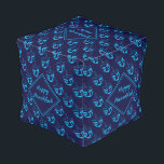 Custom Dreidel Hanukkah Hocker<br><div class="desc">Stilvolle Mitternachtsnacht blau CUBE POUF zum Feiern von HANUKKAH. Navy und cyan blauen Thema mit allen über cyan DREIDEL Print. Auf der Vorderseite steht ein individualisierbarer Platzhalter-Text mit HANUKKAH BLESSINGS, sodass Sie mit Ihrem eigenen Gruß und/oder Namen (in ähnlicher Länge) personalisieren können. Matching-Wohngestaltung und andere Artikel sind in der HANUKKAH...</div>