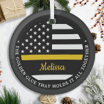Custom Dünngoldline Golden Glue 911 Dispatcher Ornament Aus Glas<br><div class="desc">Der goldene Klebstoff, der alles zusammenhält. Personalisiertes dünne Gold Line Ornament für 911 Dispatcher und Polizeidienstmitarbeiter. Personalisieren Sie dieses Dispatcher-Ornament mit Namen und Jahr. Dieses personalisierte Dispatcher Geschenk ist perfekt für polizeiliche Dispatcher Wertschätzung, 911 Dispatcher Dankeschön Geschenke, Dispatcher Ruhestand Geschenke oder Gastgeschenke. Bestellen Sie diese Geschenke für die Polizei oder...</div>