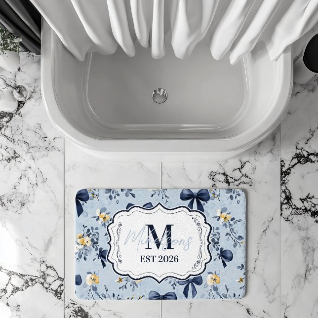 Custom Elegant Blue Bow Floral Monogram Badematte (Von Creator hochgeladen)
