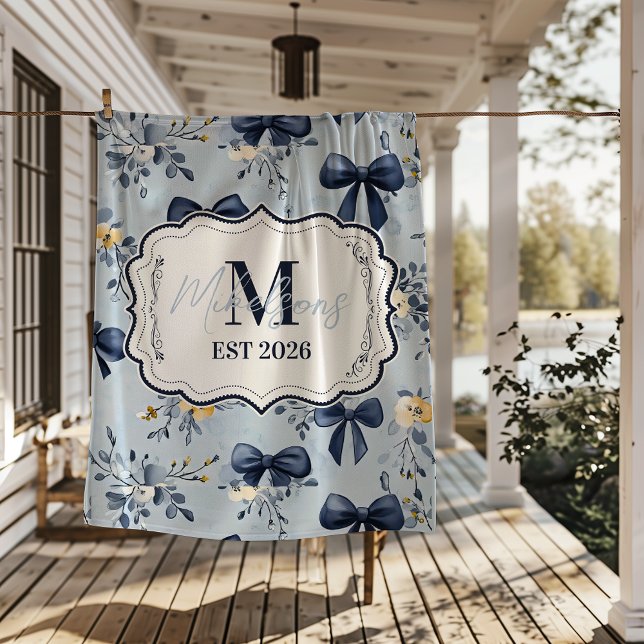 Custom Elegant Blue Bow Floral Monogram Fleecedecke (Von Creator hochgeladen)