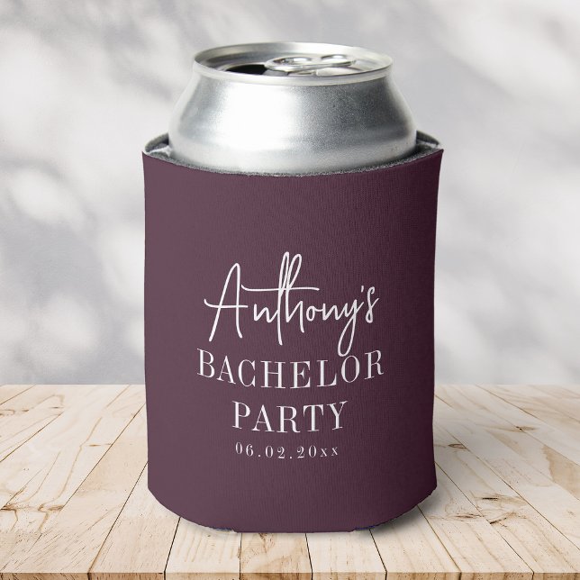 Custom Elegant Moderne Cool Bachelor Party Burgund Dosenkühler (can in a maroon can cooler with script saying Anthony's Bachelor Party and date on wooden surface)